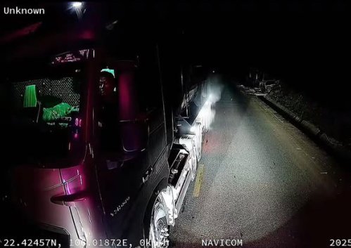 Xử phạt nữ hot Tiktoker lái xe tải dừng xe giữa đường chặn đầu xe khác